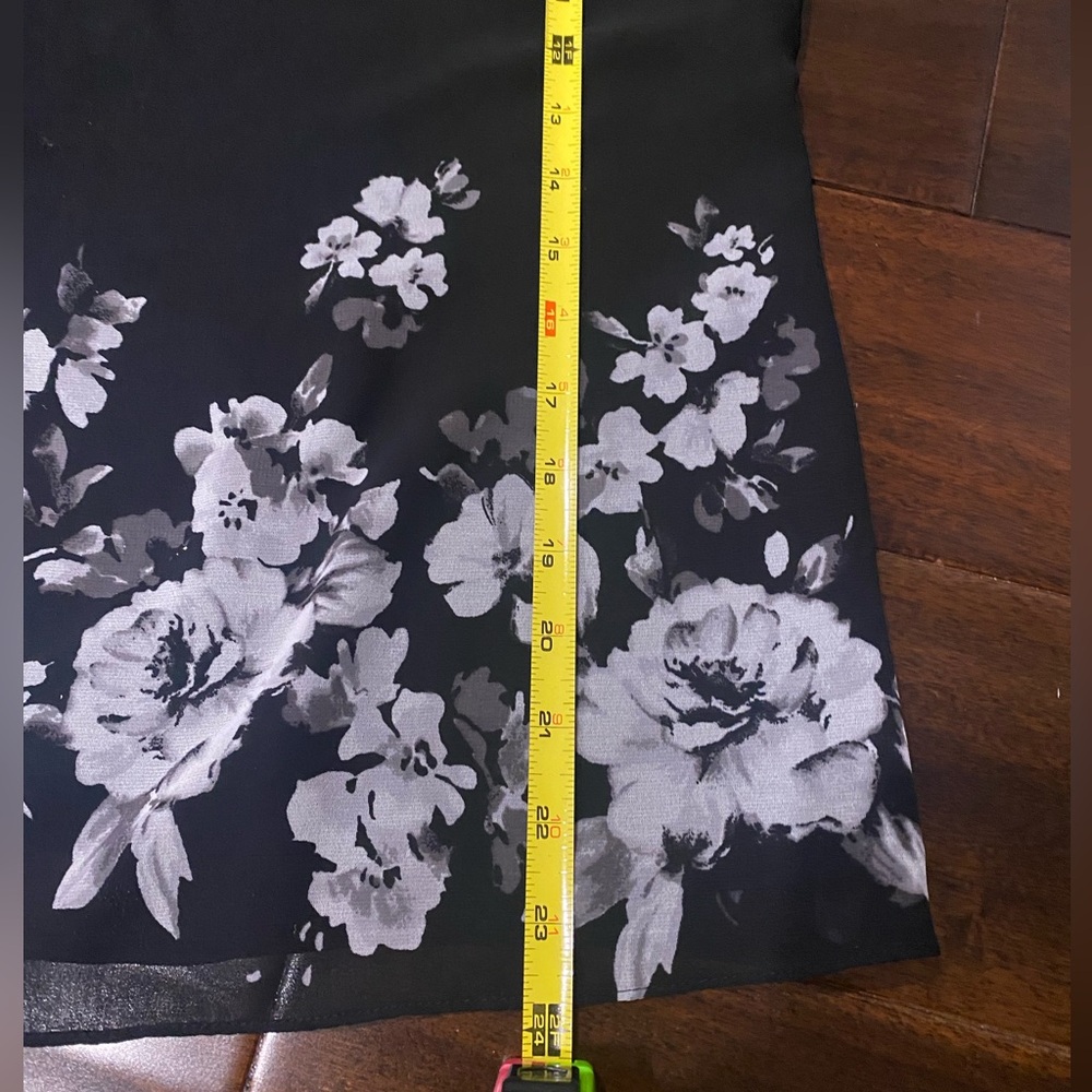 White House Black Market Black and White Floral Blouse - Picture 11 of 11